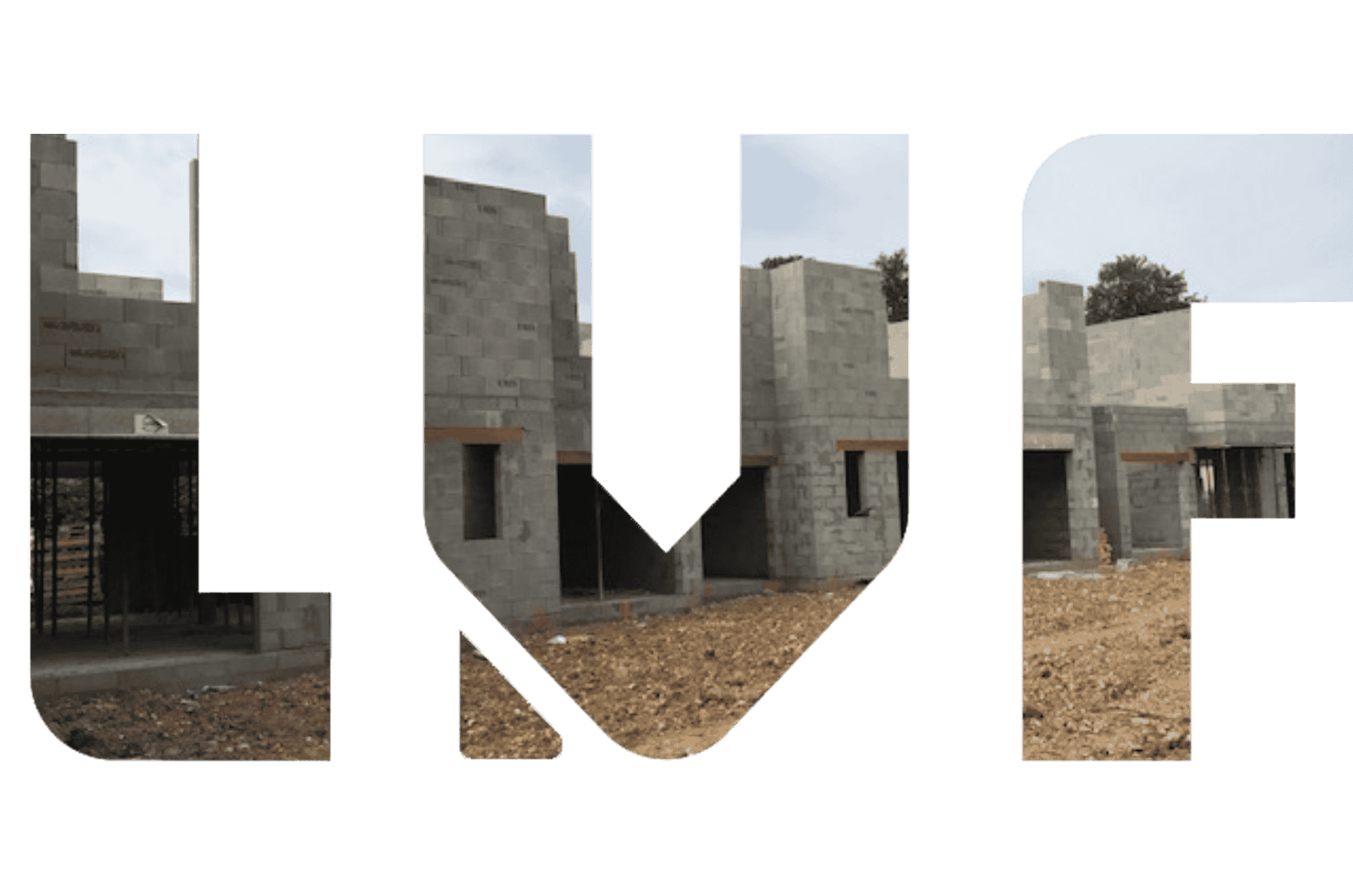 lvf est affiché devant un bâtiment moderne, soulignant une connexion entre le texte et l'architecture environnante.